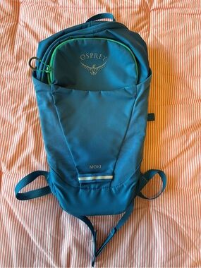 OSPREY Moki Blue Sling Pack with Green Trim